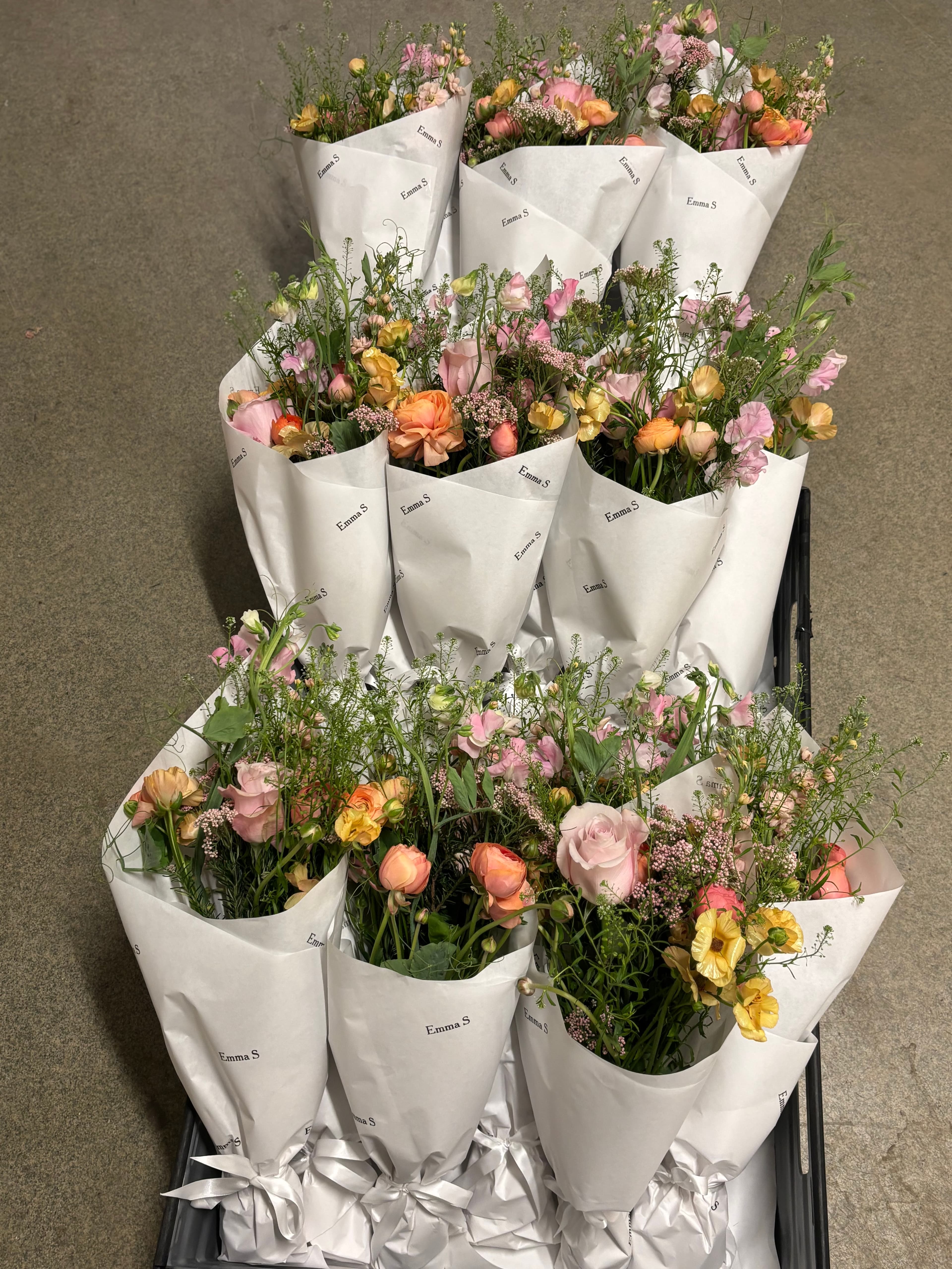 Pastellbuketter i vitt papper