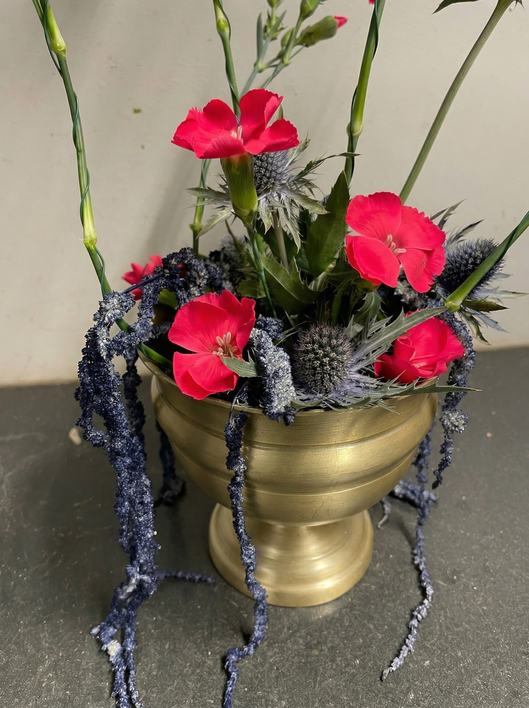 Cerise nejlikor i mässingsurna