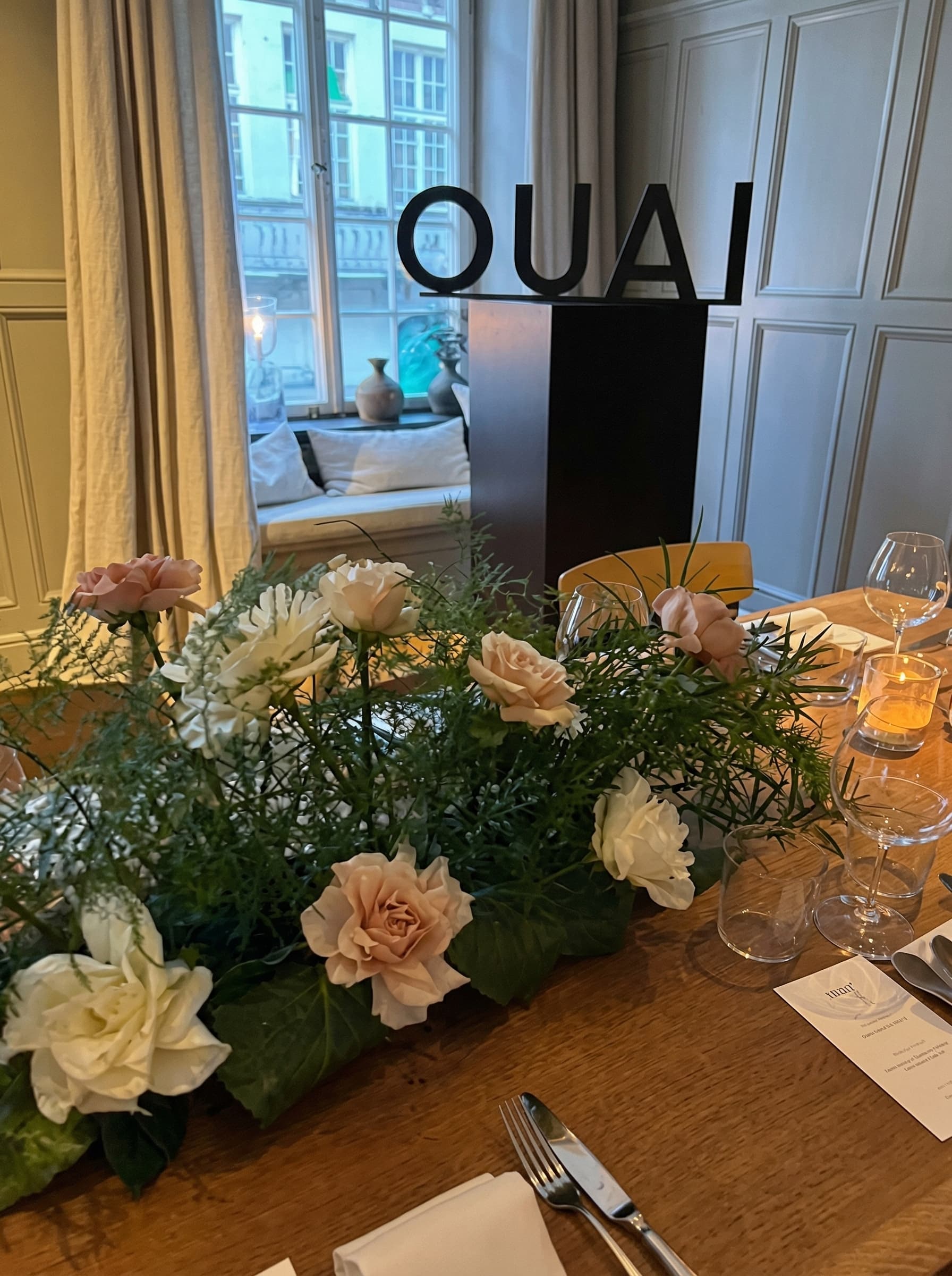 Vita och peach rosor på dukat bord