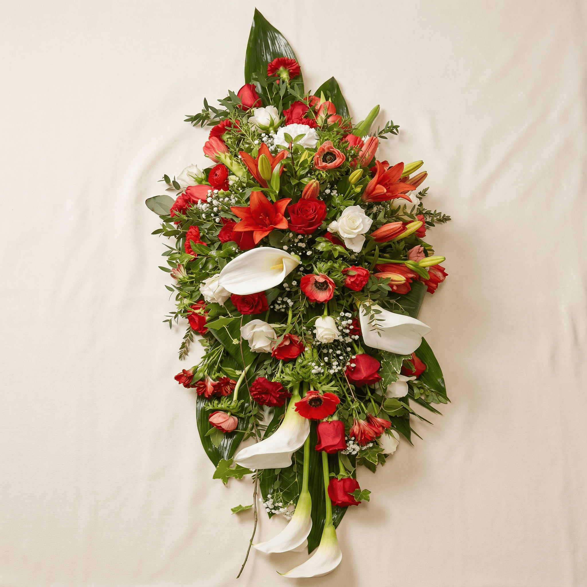 Kistdekoration med röda rosor och calla