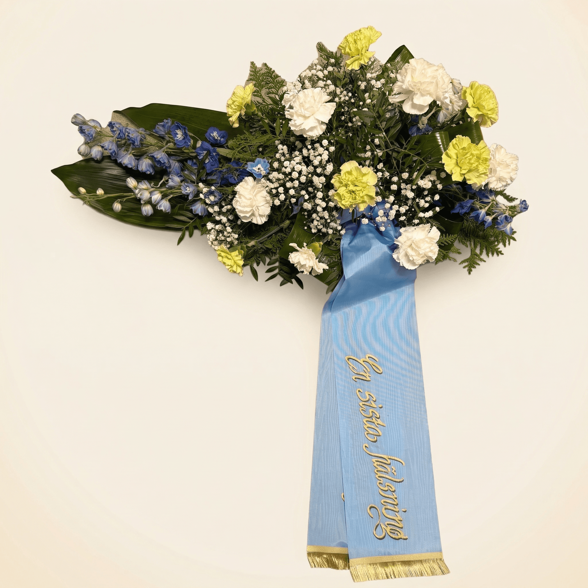 Liggande sorgarrangemang i blått och vitt