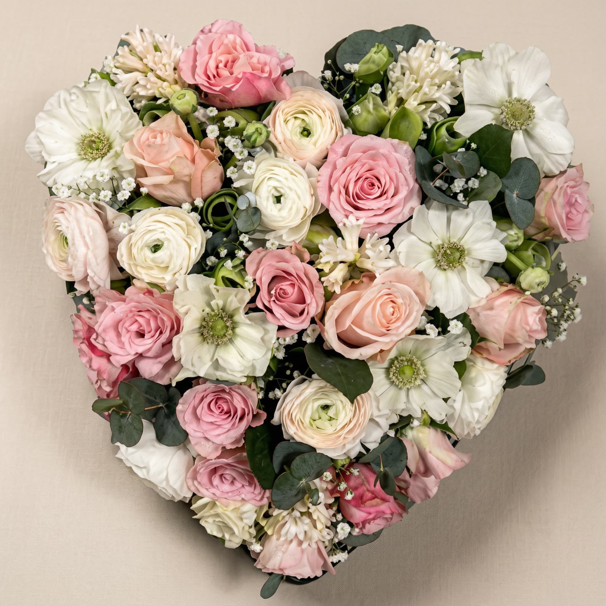 Hjärtdekoration med rosa rosor och ranunkel