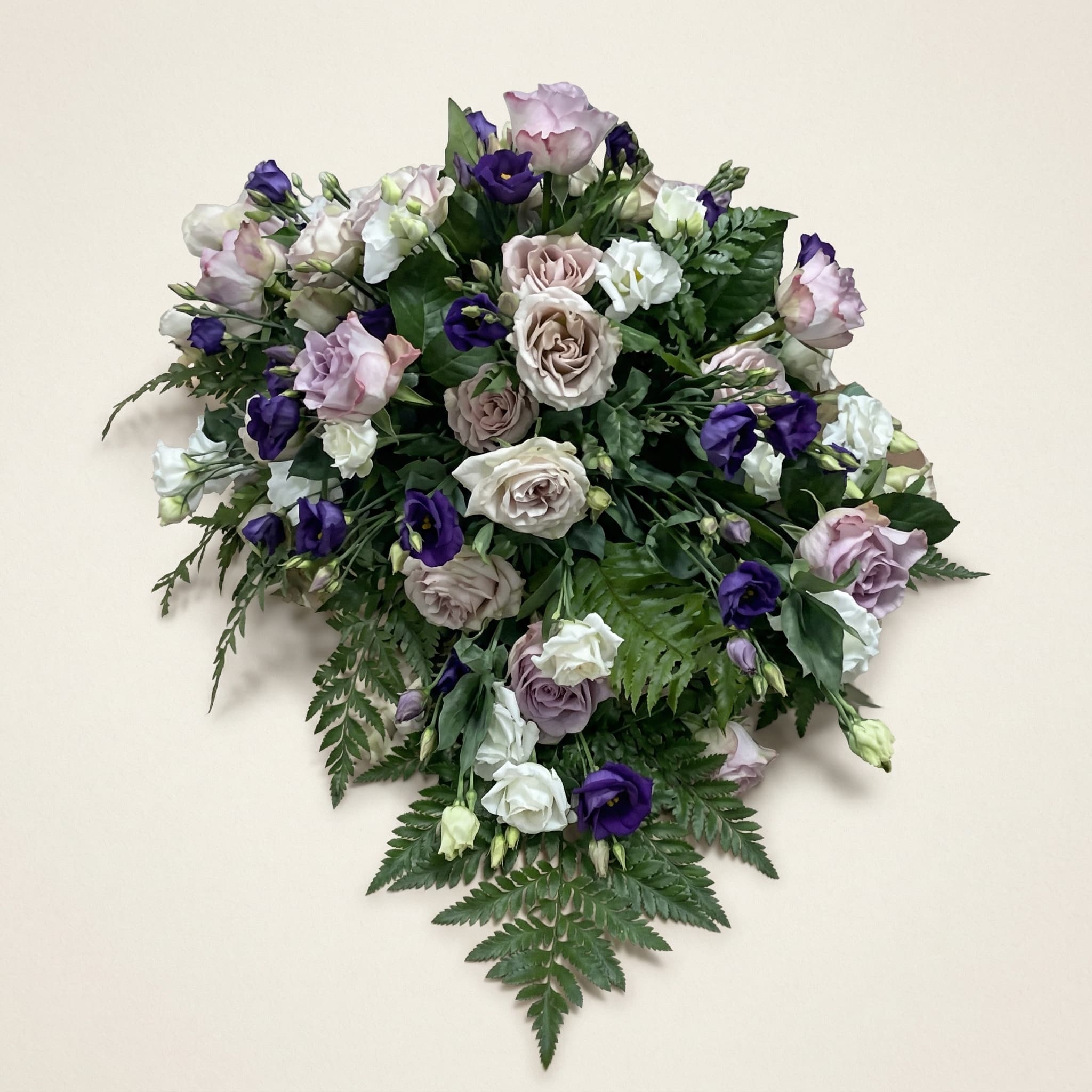 Kistdekoration med lila anemoner och lavendelrosor